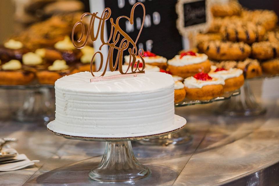 Simple elegant cutting cake