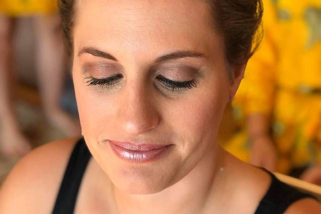 Eye makeup specialist