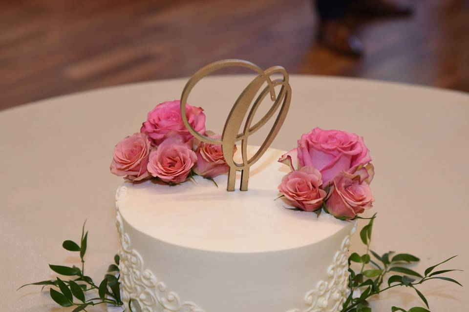 Scrollwork Piping cutting cake