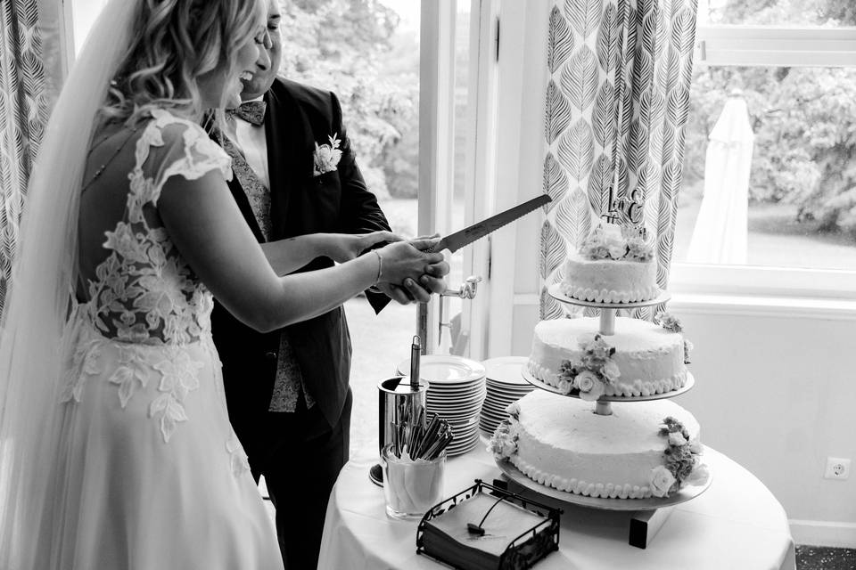 Couple is cutting the cake