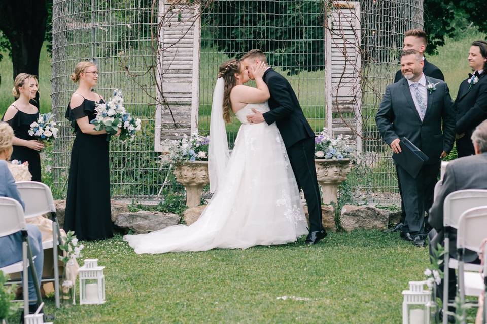 Ceremony kiss