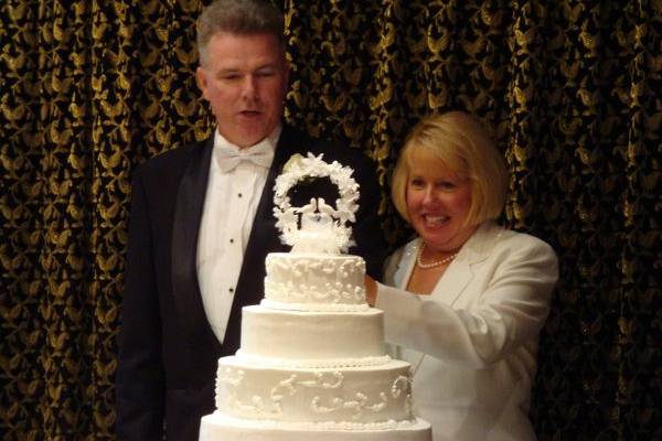 Slicing the wedding cake