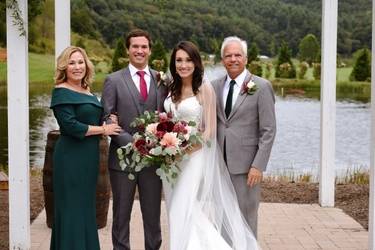 Arch & bridal bouquet