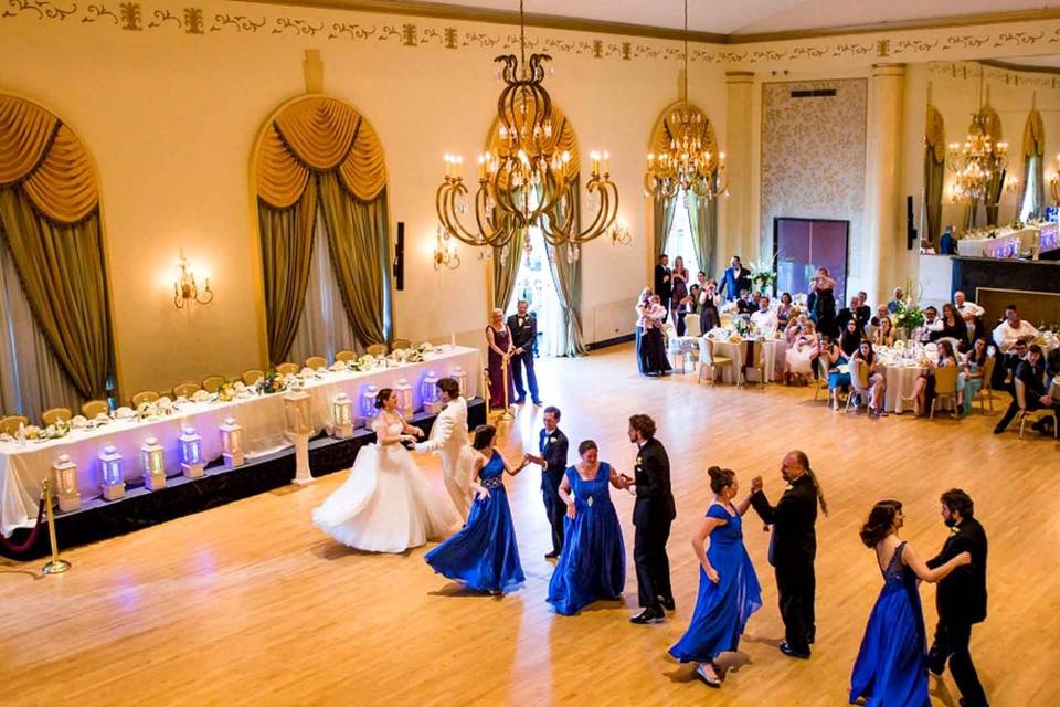 Couple with bridesmaids and groomsmen dancing