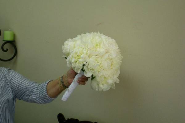 white peonne bouquet