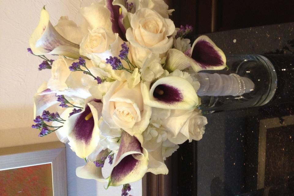 bride bouquet - white & purple callas , Roses and Hydregias