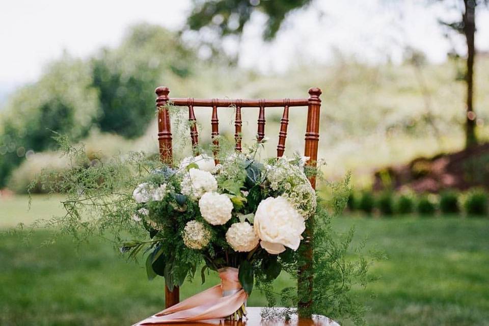 A romantic green and white bridal bouquet with floating details