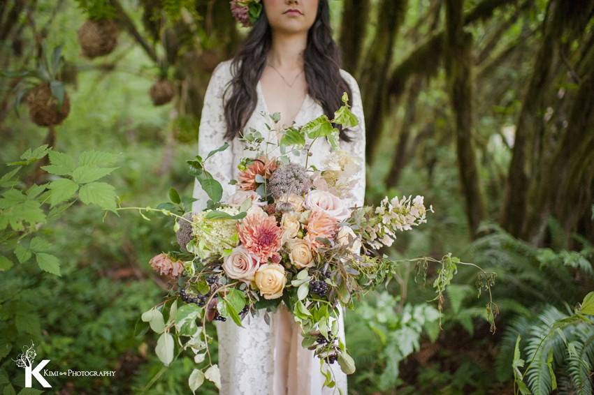 A romantic and exuberant bridal bouquet with custom koke balls hanging in the background and forming the ceremony backdrop.
Photography by Kimi Photography Portland
Dress by Elizabeth Dye