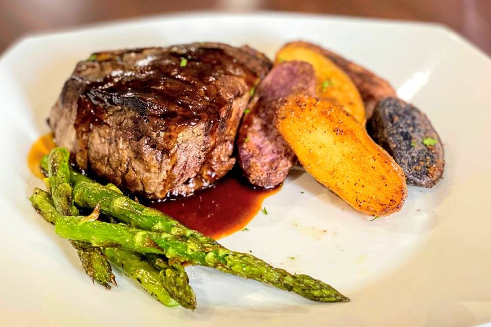 Steak, asparagus and potatoes