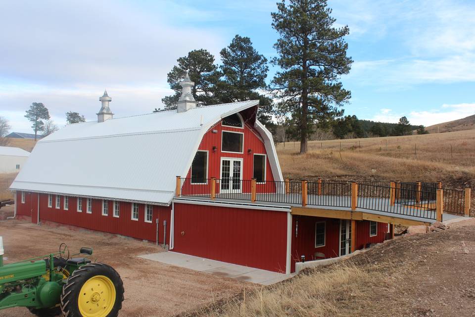 Side view of barn