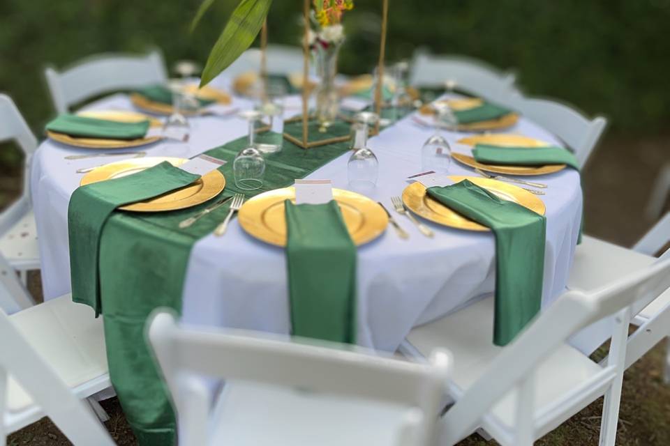 Floral centerpiece and green napkins