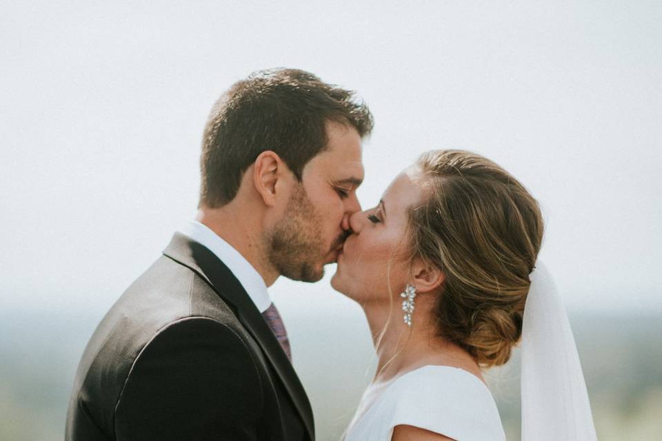 Newlyweds kiss | Photo: Amy Spirito Photography