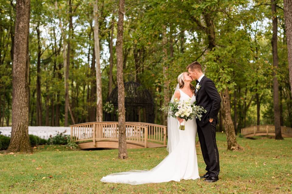 Bride and groom kissing - Danielle Harris Photography