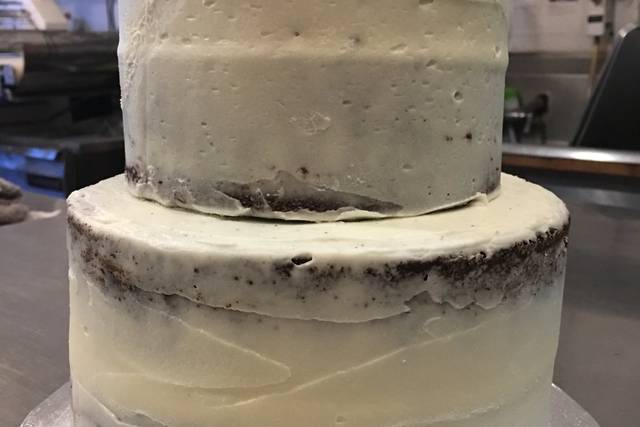 Semi naked cake