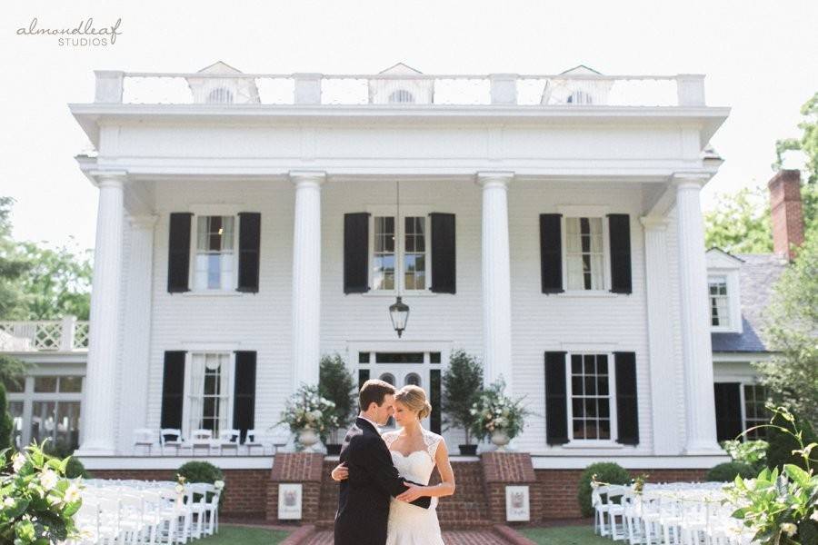 Newlyweds at the aisle