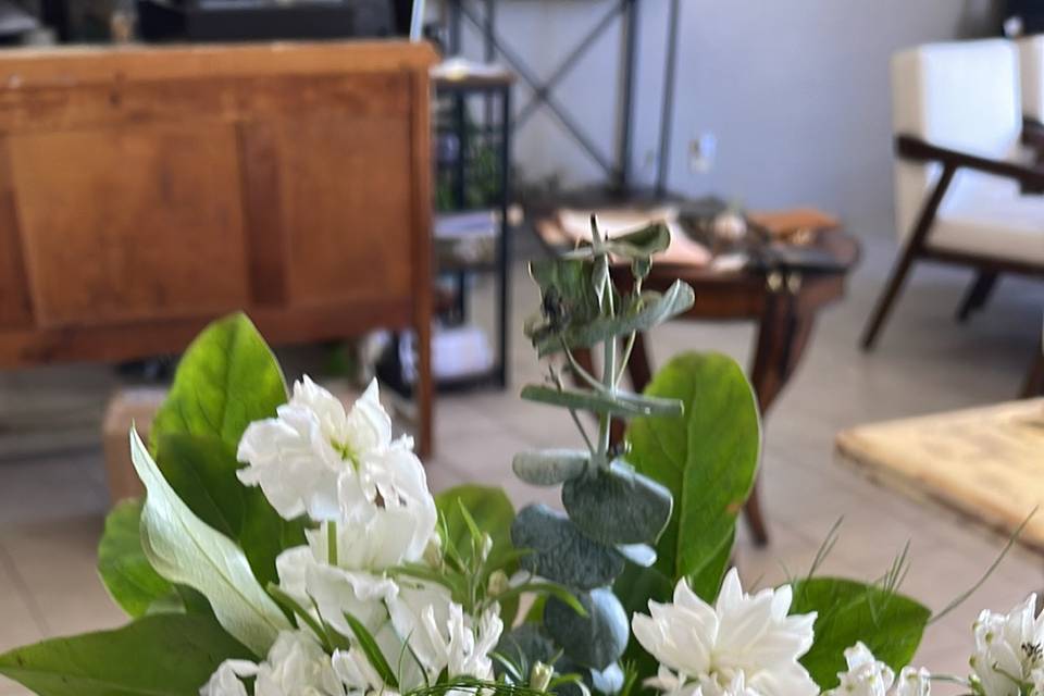 Simple white bouquet