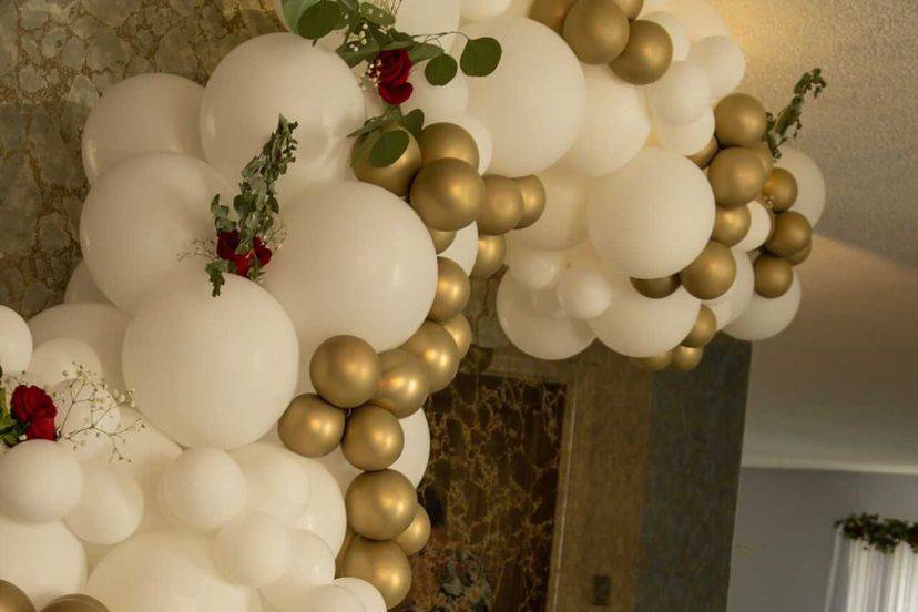 Balloon garland memory table