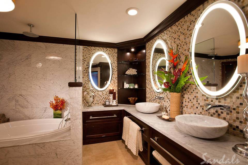 A large, luxurious bathroom