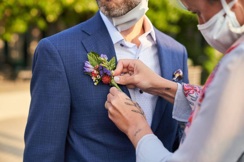 Pinning the boutonniere