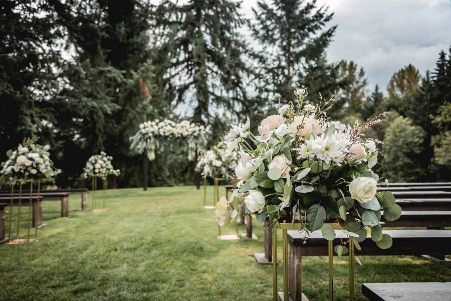 Garden style aisle with arch