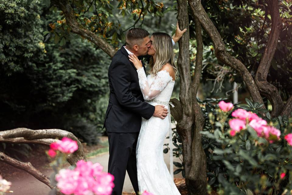 Kiss in the gardens