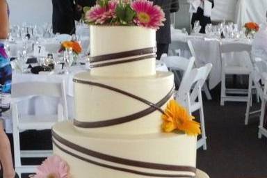 Even the cake was decorated with Gerbera Daisies