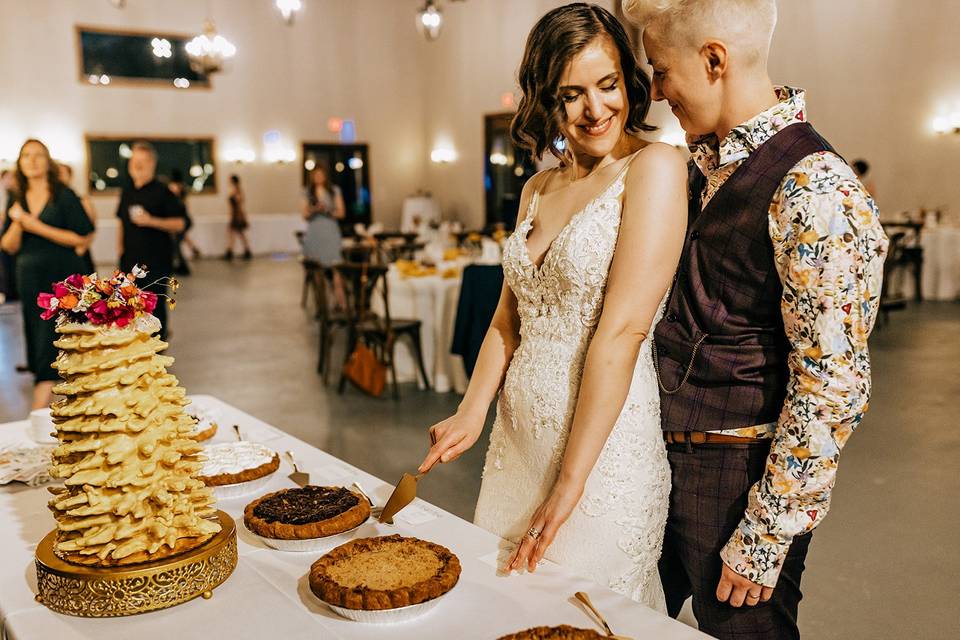 Couple's cake cutting