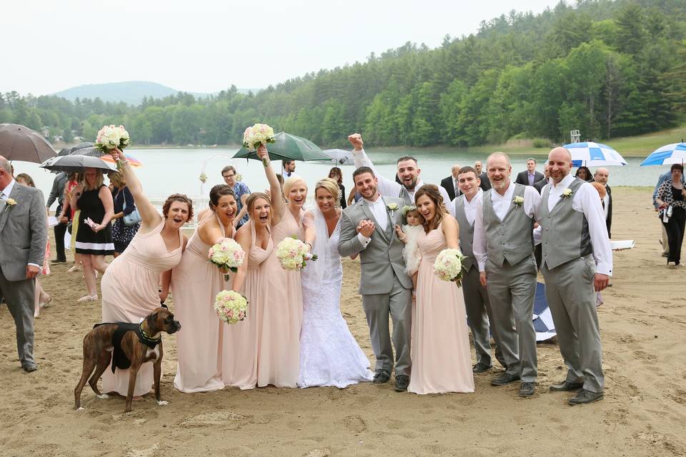 Couple with bridesmaids and groomsmen