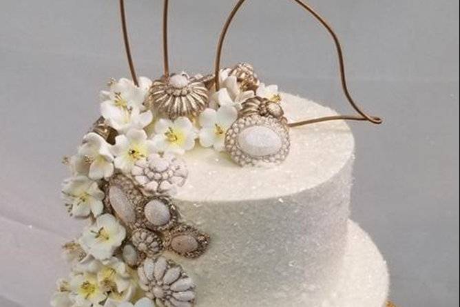 Beautiful brooches cake