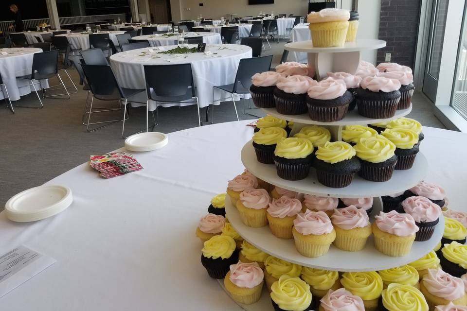 Market View - Cupcake Table