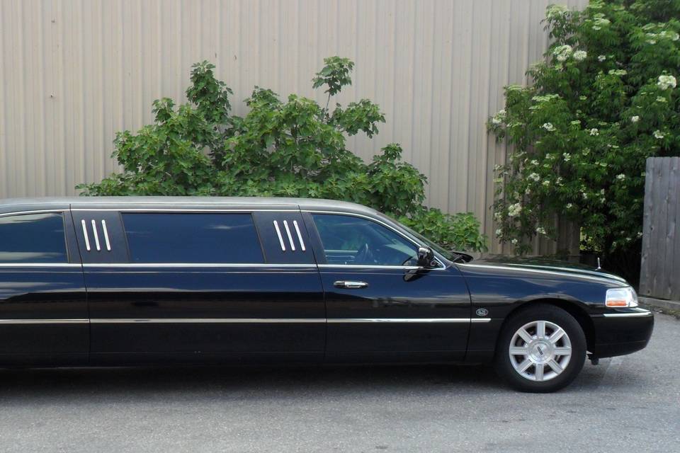 Lincoln Towncar 8-passenger limousine