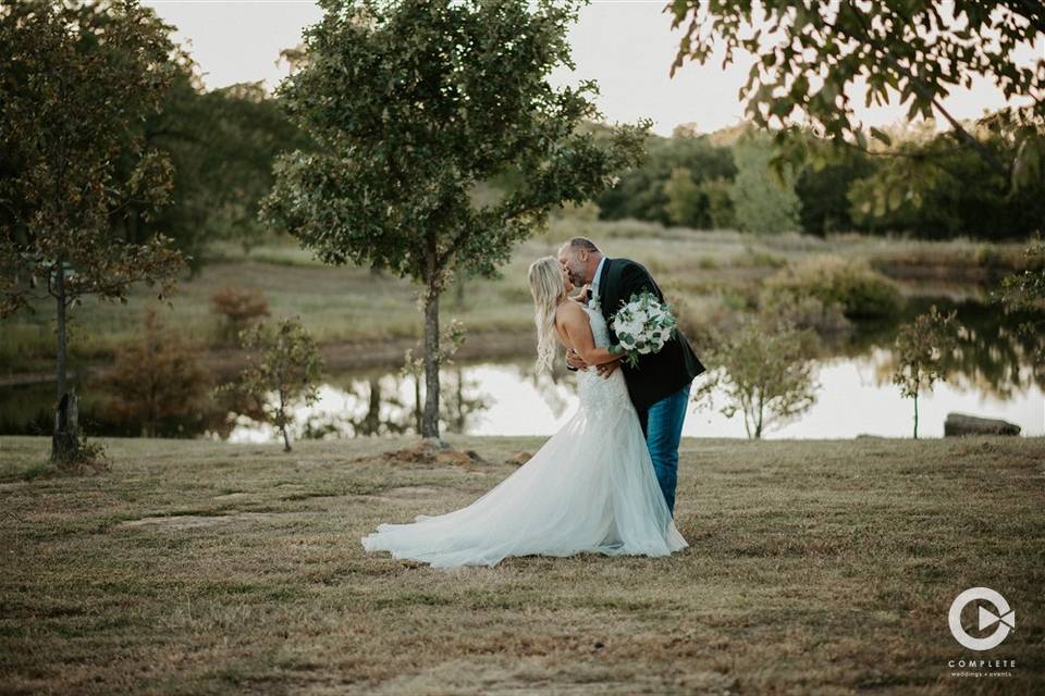 A kiss by the pond