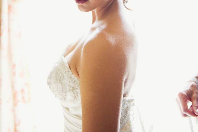 Bride's hairdo and makeup