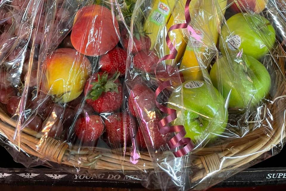 Delicious fruit gift basket