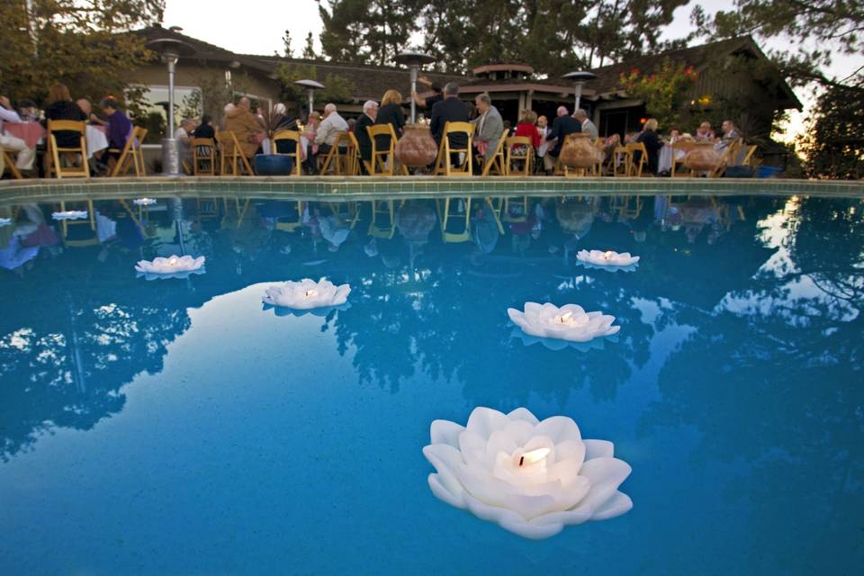 Floating pool candels