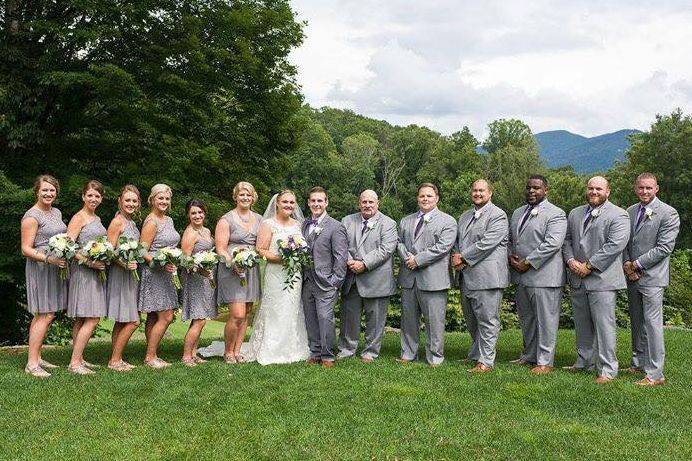 Couple with bridesmaids and groomsmen