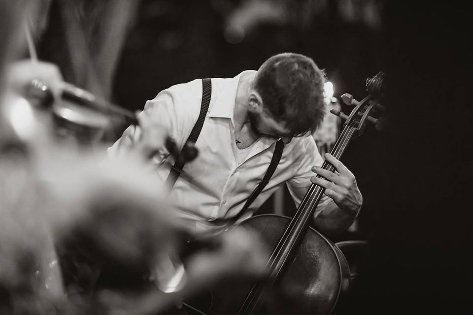 Cellist playing Thunderstruck