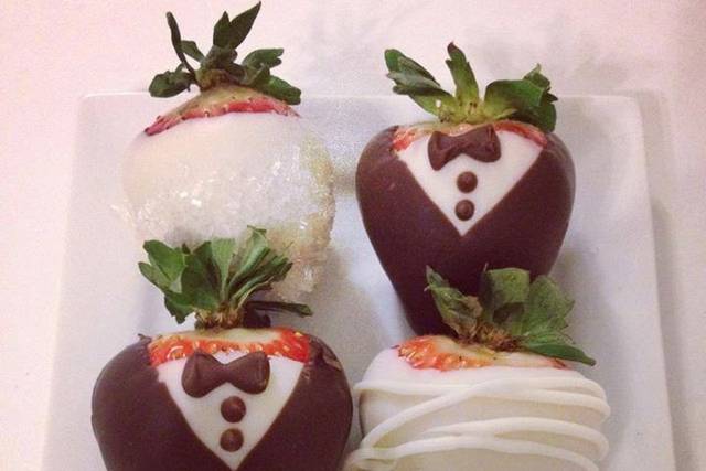 Bride & Groom Chocolate StrawberriesThink of how cute these would be as favors!