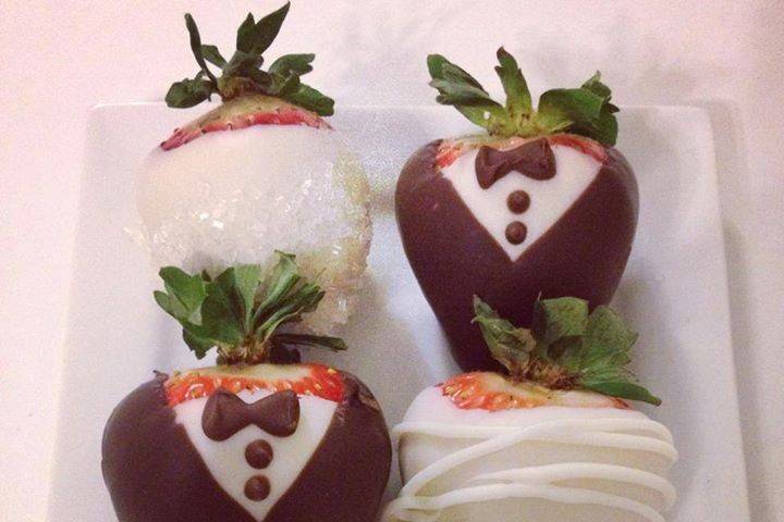 Bride & Groom Chocolate StrawberriesThink of how cute these would be as favors!