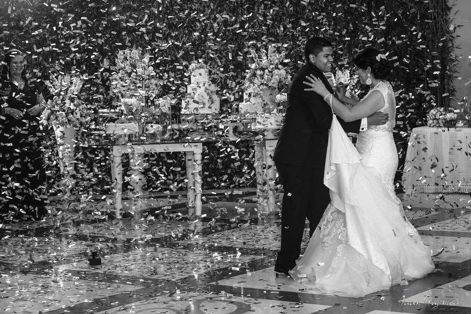 Confetti fall over couple in the first dance