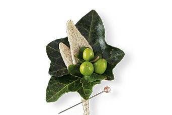 Stem wrapped ivy leaf with berries is an eco chic look.