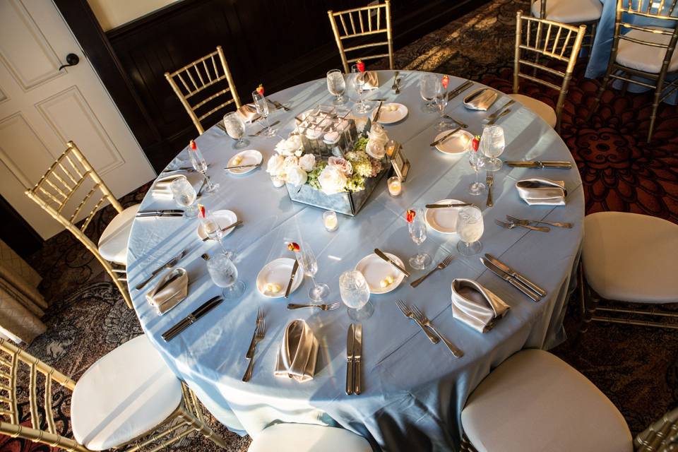 Baby blue & Gold guest table