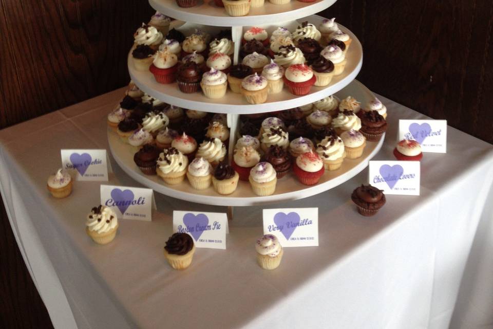 Table cards and cupcakes