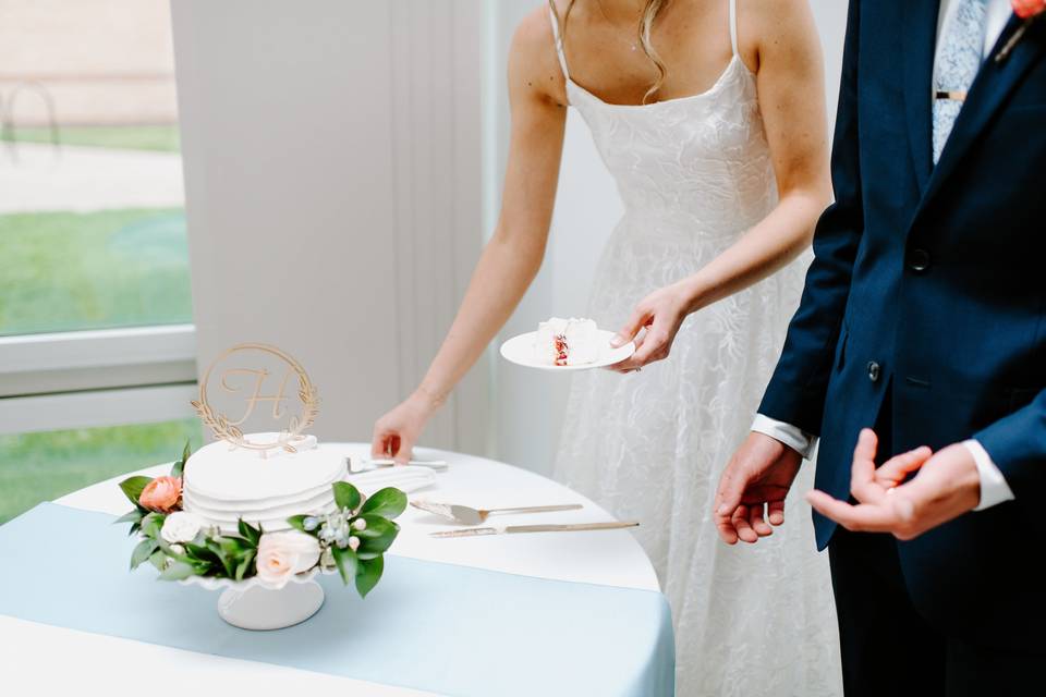 Couple cutting cake