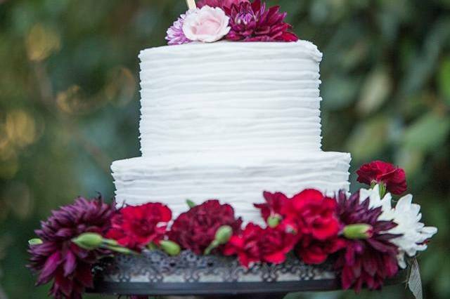 Cake with red roses