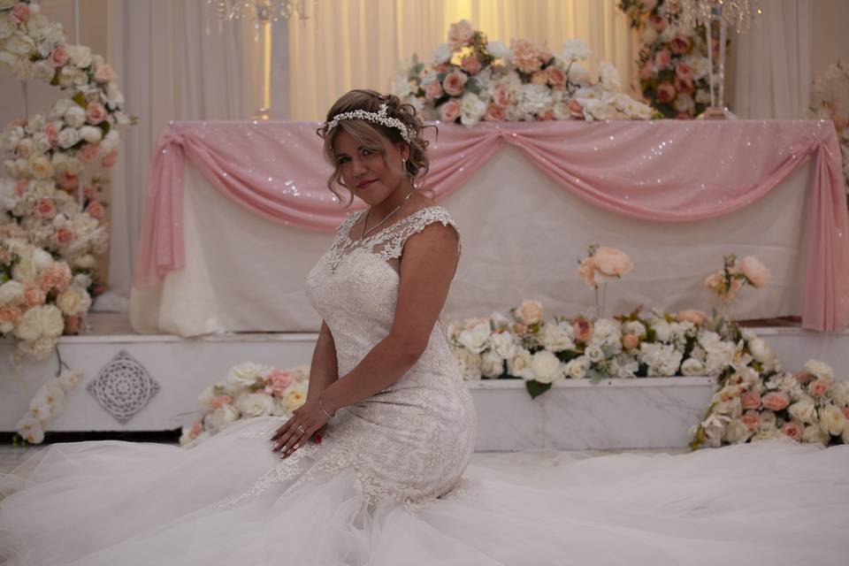 Wedding-main-table-flowers inM