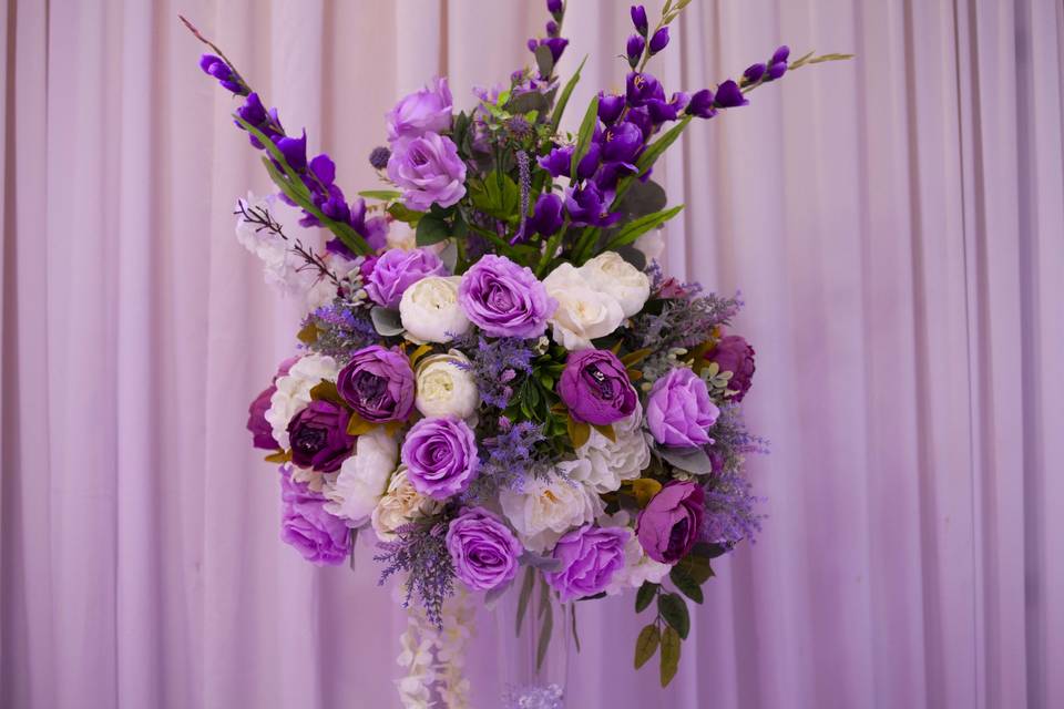 Wedding-main-table-flowers inM
