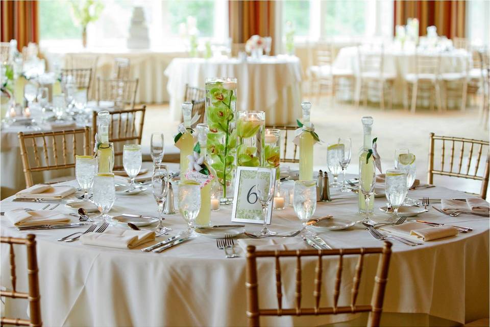 Table setting and chiavari chairs