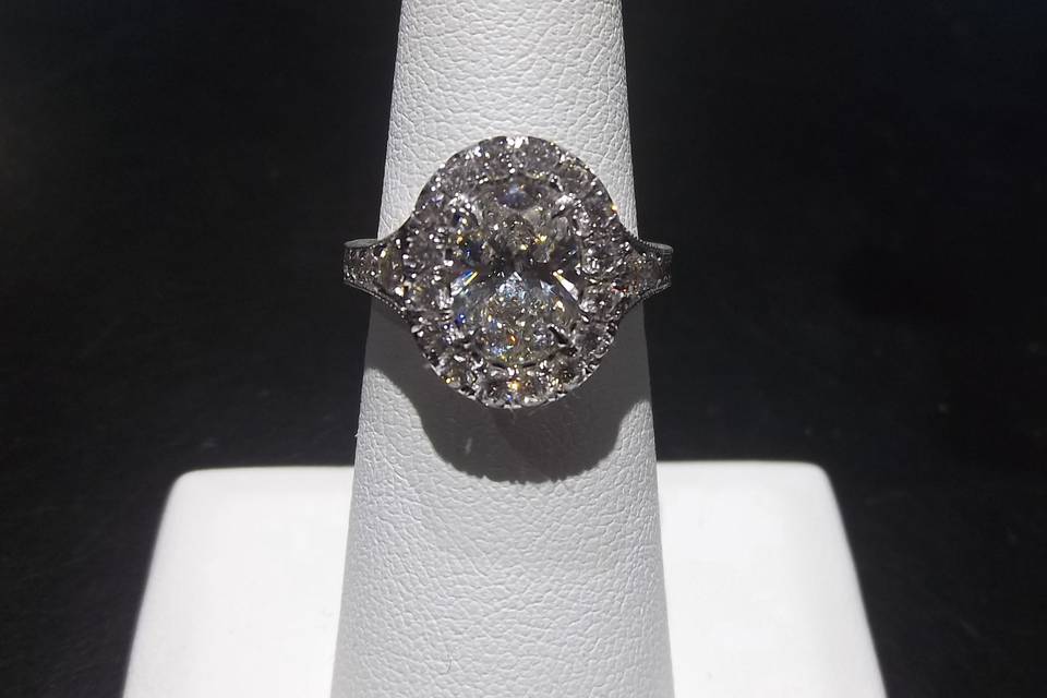 Outstanding Diamond halo engagement ring