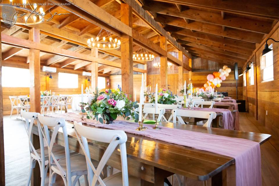 Grand Barn: Wooden Tables